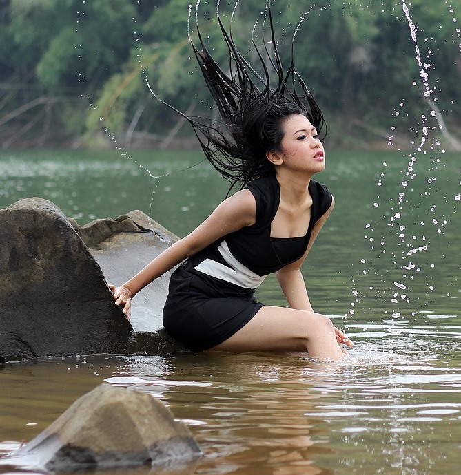 girl enjoying in the lake